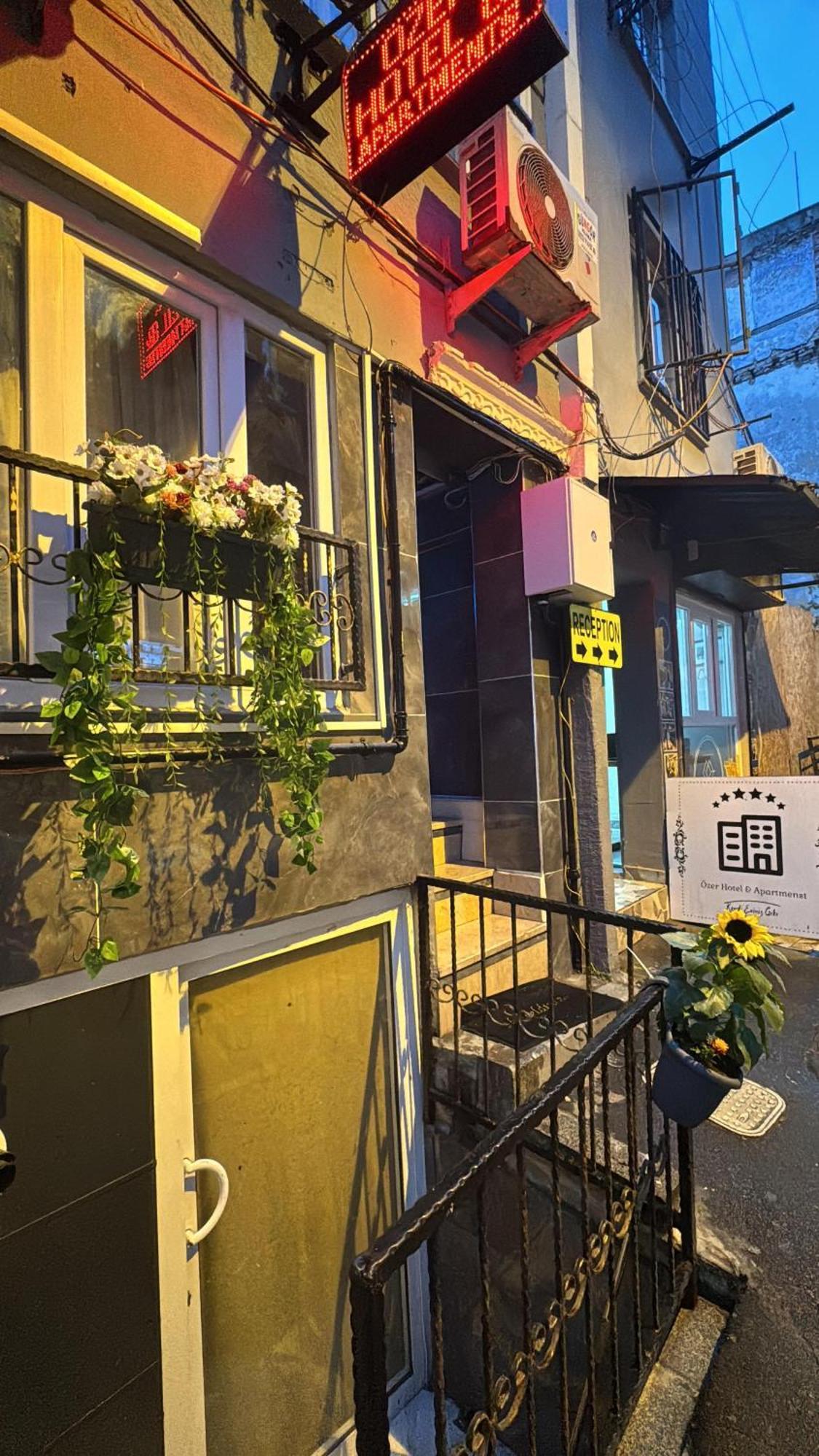 Ozer & Hotel